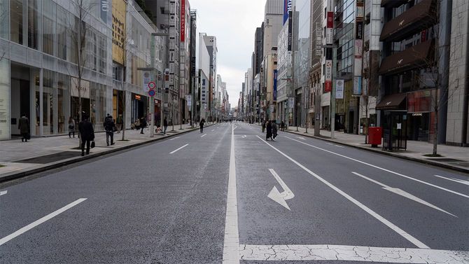 観光客、ビジネスマン、買い物客……普段は昼夜を問わずにぎわっている銀座も、人影がまばらに。