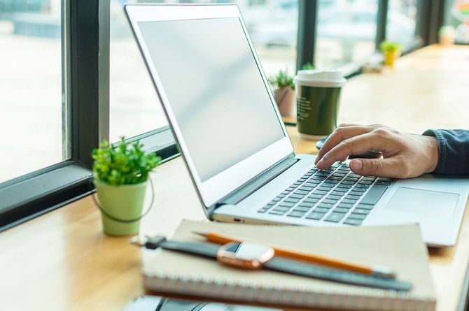 パソコンを使用する人