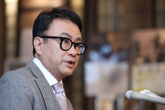 紫綬褒章の受章が決まり、記者会見する脚本家の三谷幸喜さん＝2017年10月25日、東京都世田谷区