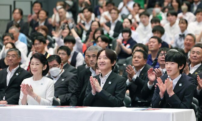 第48回全国高校総合文化祭の「花いけバトル」を見学される秋篠宮ご夫妻と長男悠仁さま＝2024年8月1日、岐阜県大垣市（代表撮影）