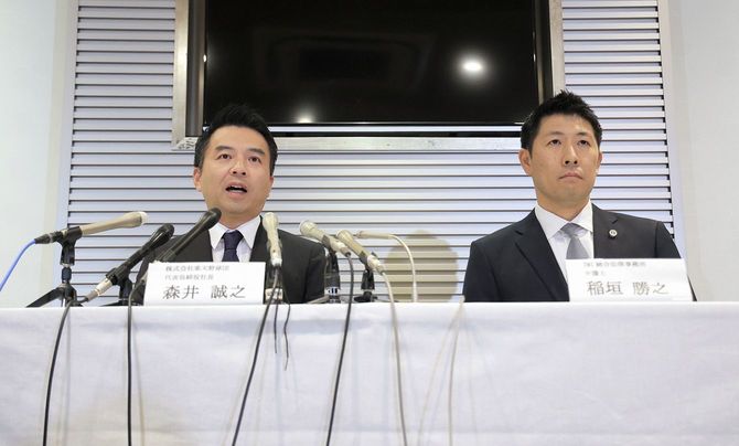 安楽智大投手による同僚へのパワーハラスメント疑惑について、記者会見する楽天の森井誠之球団社長（左）＝2023年11月30日、仙台市宮城野区