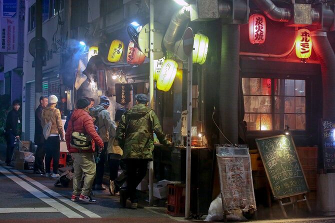 居酒屋で飲食する人