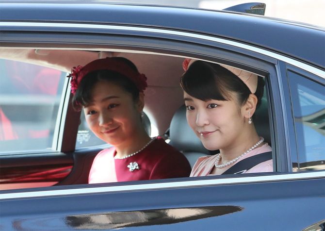 皇居に入られる秋篠宮家の長女眞子さまと次女佳子さま＝2020年2月23日、皇居・半蔵門［代表撮影］