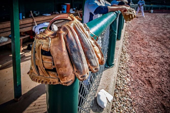 ベンチの柵にグローブがかけられている