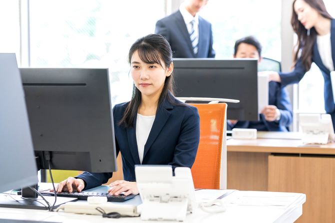 ビジネスオフィスで働く女性