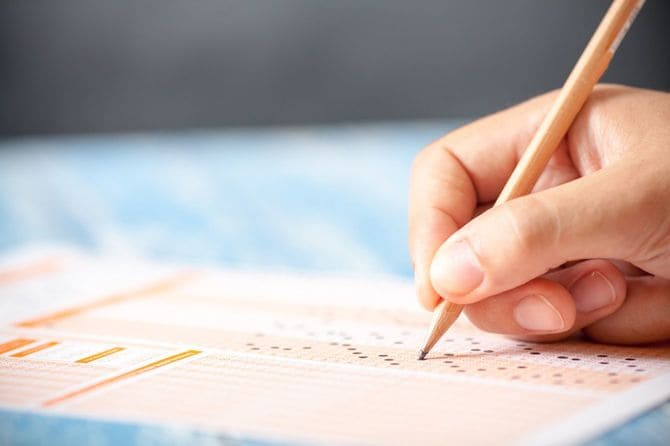 マークシートを塗りつぶしている手元