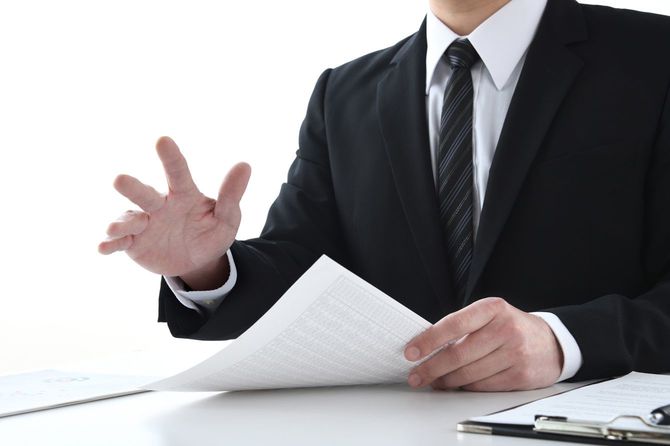 営業マンが話をするイメージ