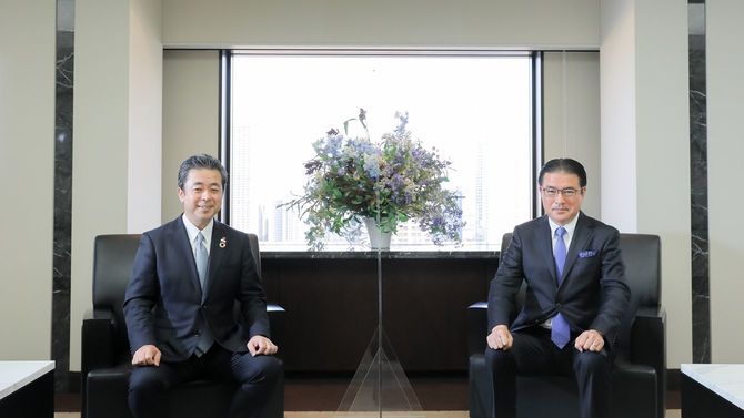 住友生命の高田幸徳社長(左)、立教大学ビジネススクールの田中道昭教授(右)