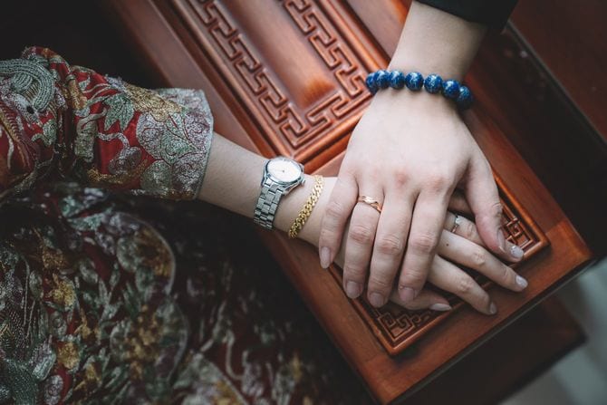 手を取り合うカップル