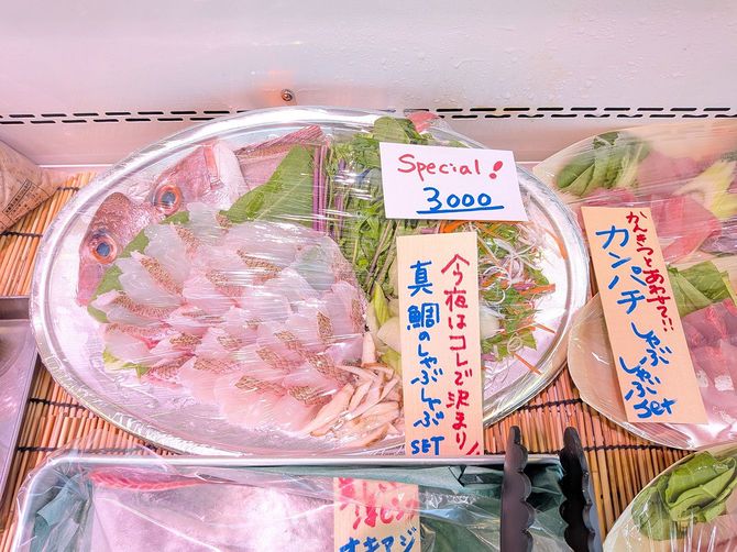 こちらはマダイのしゃぶしゃぶセット。2人前ぐらいです。特別価格でもこの値段。お得感ではクロダイに軍配が上がります