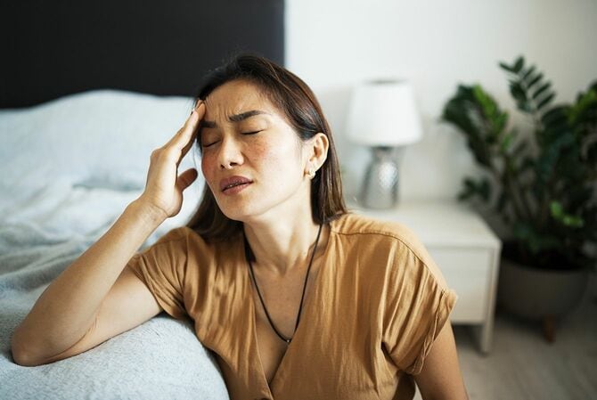 片頭痛がひどいアジア人女性