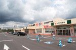 あかびら店の敷地約1万5000平方メートルは小学校の跡地。1億2000万円での取得は台所事情の苦しい赤平市の財政にも貢献した。今後、あかびら店は隣接する市立病院とともに、コミュニティーの中核になることが期待されている。