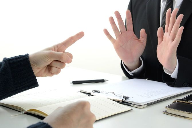 会議中の苦情者とビジネスマン