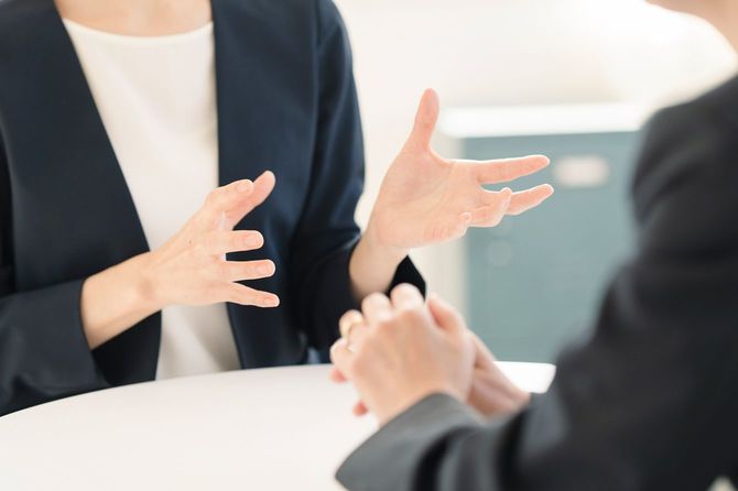 オフィスで働く日本人女性