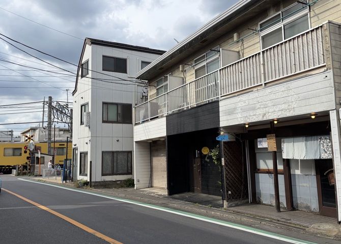 西武新宿線の西武柳沢駅から徒歩3分ほどの距離にある。