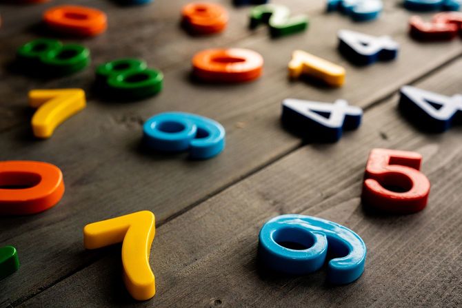 木製テーブルにカラフルな数字