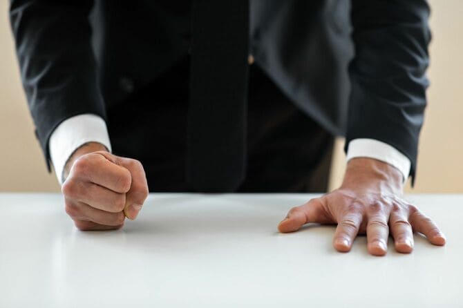 机をたたくビジネスマン