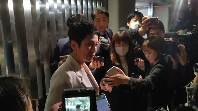 5月10日に立憲民主党本部で開かれた両院議員総会後に党本部前で報道陣の取材に答える蓮舫氏