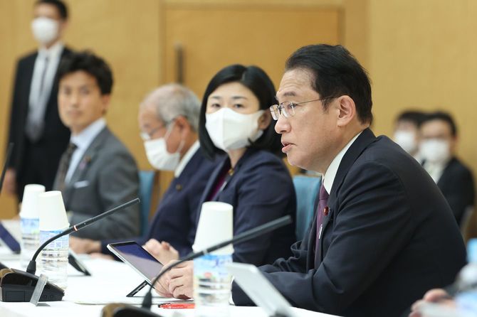 デジタル臨時行政調査会で発言する岸田文雄首相(右端)。同2人目は牧島かれんデジタル相=2021年11月16日、首相官邸