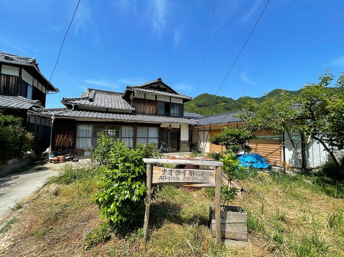 ナオライが瀬戸内海の大崎下島・久比に持つ蒸留所