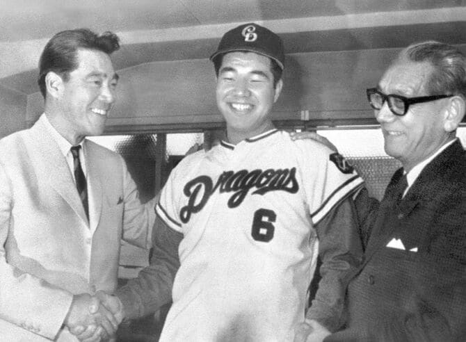 西沢道夫監督（左）、吉江信太郎代表と共に背番号6のユニホームを披露する広野功内野手