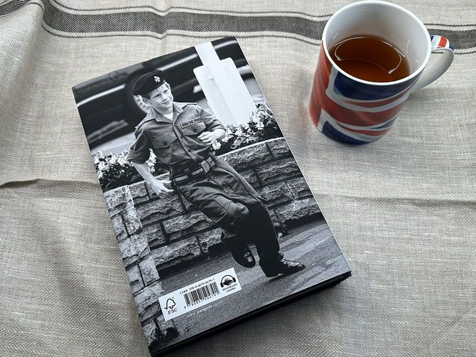 『スペア』の裏表紙には子どものころのヘンリー王子の写真が。ユニフォームの胸には、王室離脱で返上した「HRH（殿下）」の敬称がついている