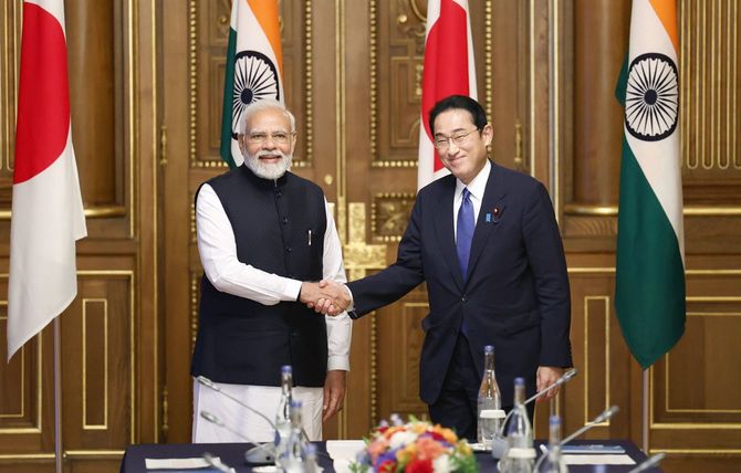 首脳会談で握手する岸田文雄首相（右）とインドのモディ首相＝2022年5月24日午後、東京・元赤坂の迎賓館［代表撮影］