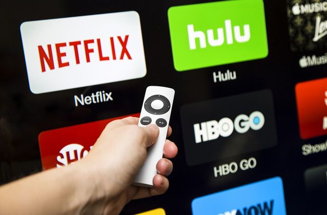 NetflixやHuluのロゴが表示されたテレビ画面