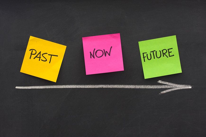 過去、現在、未来と書かれた付箋のイメージ