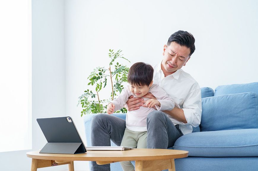 父親の仕事の邪魔をする子供