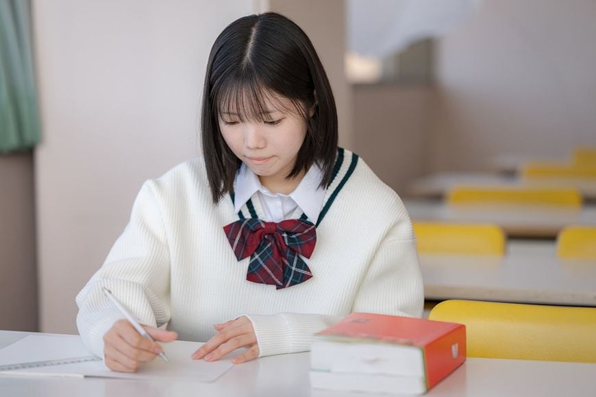 勉強する高校生