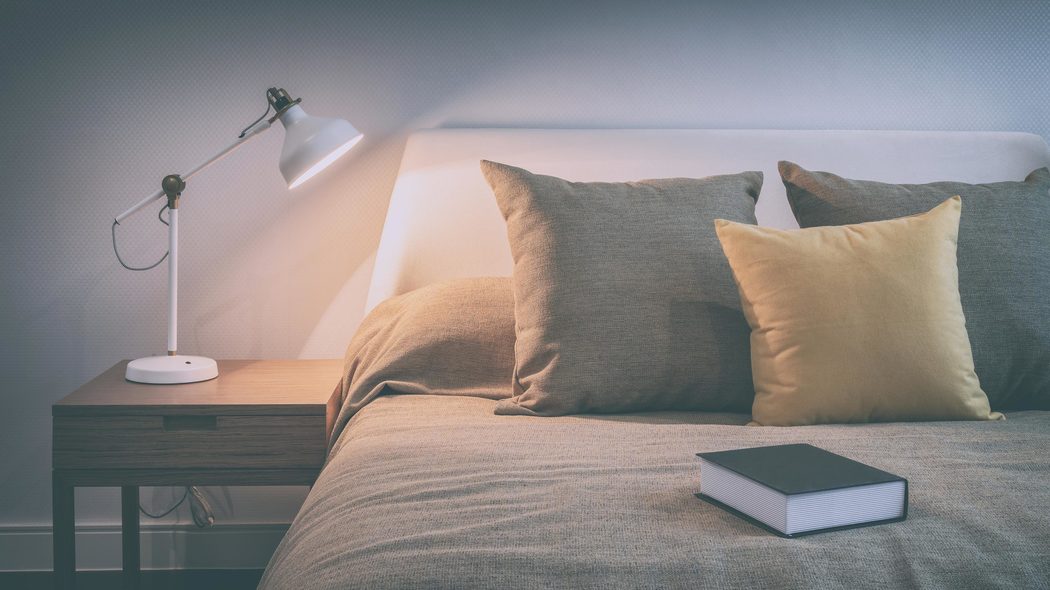 ぐっすり眠るには｢横向きで寝る｣が正解…疲労専門家が解説する｢睡眠の質が良くなる部屋｣の条件 ｢靴下を履いて寝る｣は季節を問わずNG