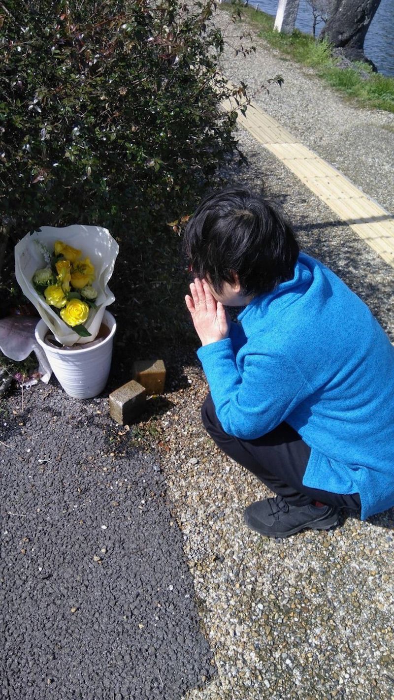 4年目の命日を前に、現場に花を手向ける母親の喜美江さん