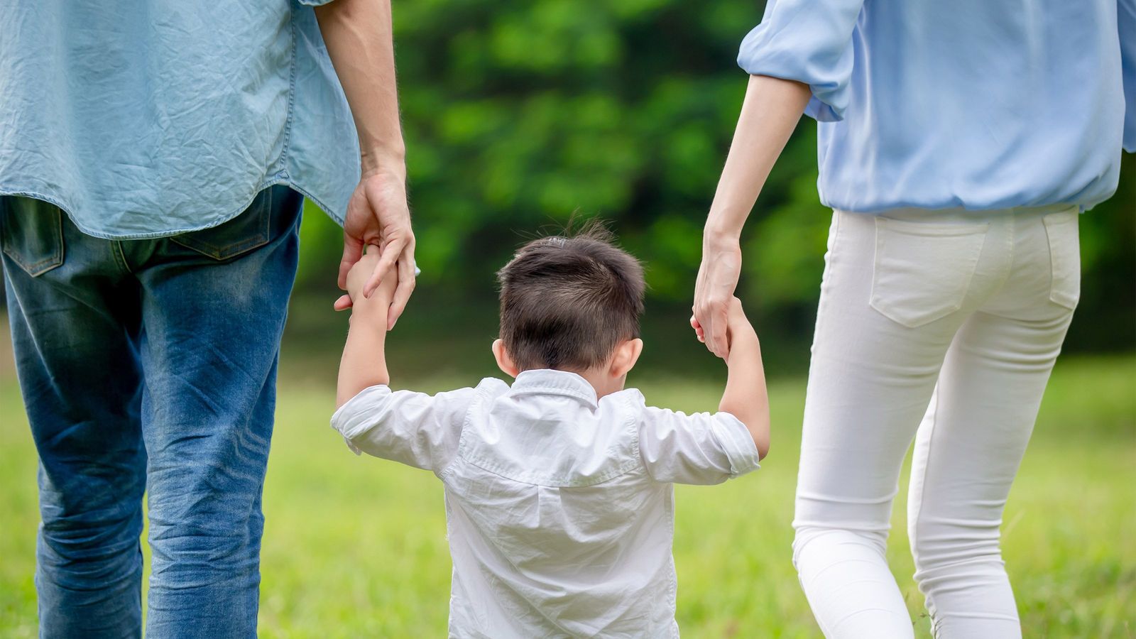 ｢子供をもつほど家計が苦しくなる｣菅政権はいつまで"子育て罰"を続けるのか 働くカップルの勤労意欲をそぐ政策