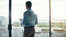 堅い服装にもカジュアルにも一瞬で変身…ビジネスで｢夏の服装｣を外さない人が持ち歩いている｢ひみつ道具｣