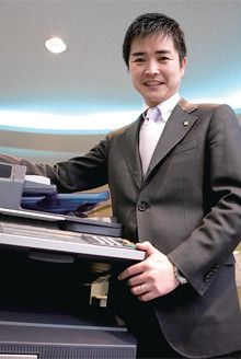 <strong>山本公厚</strong>●1974年、大阪府生まれ。97年関西大学経済学部卒、同社へ入社。千葉支店を経て東京第1営業部に転属。現在は東京第3ブランチ販売グループの責任者として15社程度を担当。3歳になる娘の父でもある。