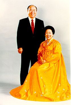 文鮮明（左）と妻の韓鶴子（右）