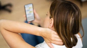 疲れたときにマッサージは逆効果…優しく刺激するだけで｢ガチガチに固まった首｣がゆるむ"手の中の場所"