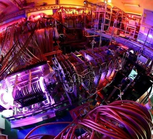 日本大学理工学部で開発されたFRC実験装置。装置内で原子核を衝突・合体させることによって核融合を起こす。衝突時の相対速度は秒速500kmを超えるという。