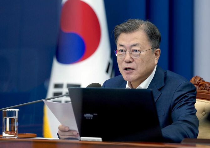 2022年2月21日、韓国・ソウルの大統領府で、首席秘書官・補佐官会議で発言する文在寅大統領