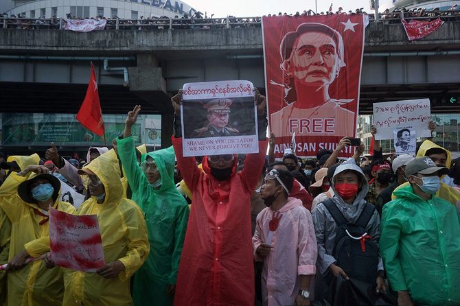 ミャンマー・ヤンゴンで軍のクーデターに抗議する人々＝2021年2月9日