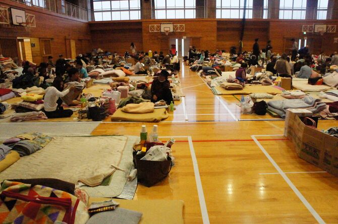 2016年4月、熊本地震発災直後の避難所。避難者は不衛生な床で過ごしている。