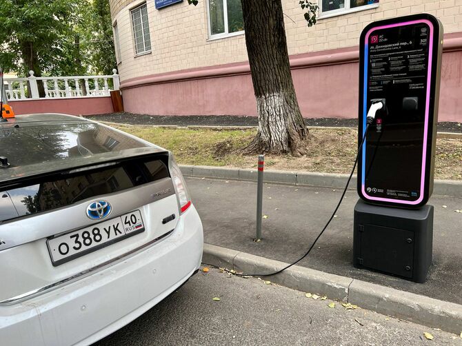 モスクワ通りで充電する電気自動車、ロシア
