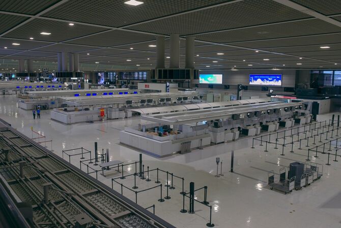 新型コロナの世界的なパンデミック後、人けのない成田空港ターミナル2出発ロビー