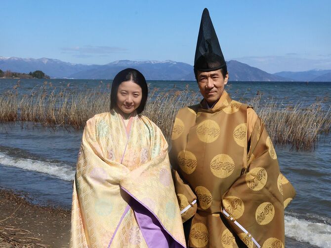 紫式部を演じる吉高由里子さん（左）と紫式部の父、為時を演じる岸谷五朗さん＝2024年3月7日、滋賀県高島市