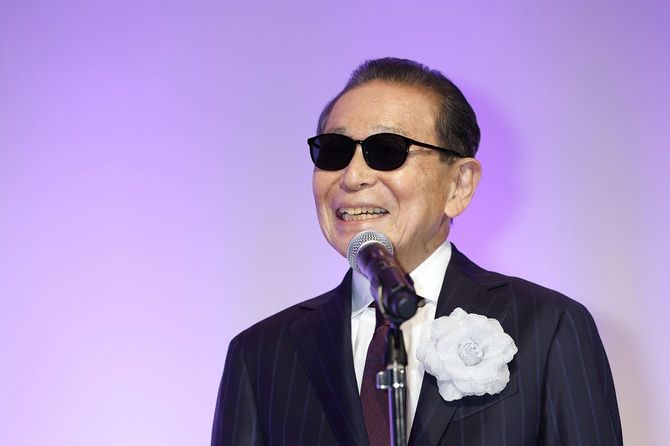 第60回ギャラクシー賞で、放送批評懇談会60周年記念賞を受賞したタモリさん＝2023年5月31日、東京都渋谷区