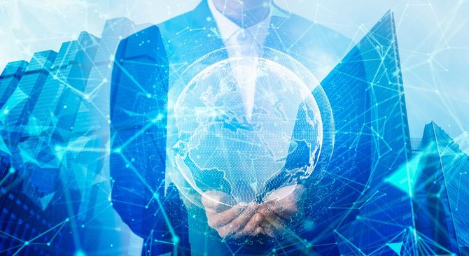 デジタルイメージの地球儀を手に持つビジネスマンのイメージ