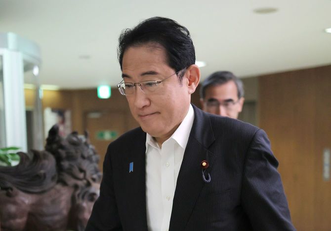 自民党役員会に向かう岸田文雄首相（手前）＝2023年7月4日、東京・永田町の同党本部