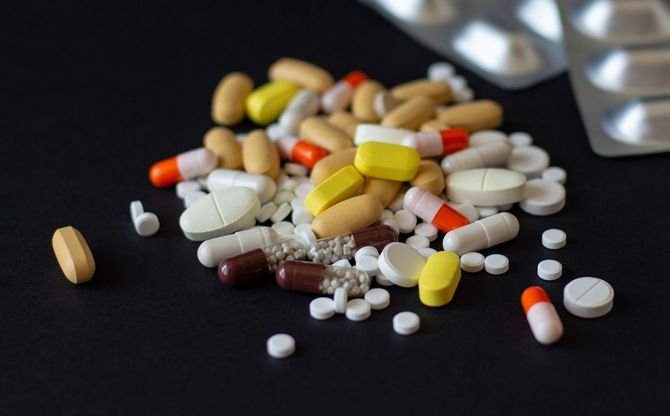 大量の錠剤、カプセル錠などの薬