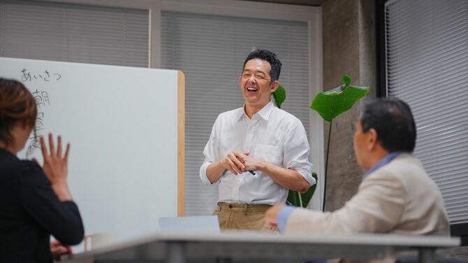 和やかにミーティングをする様子